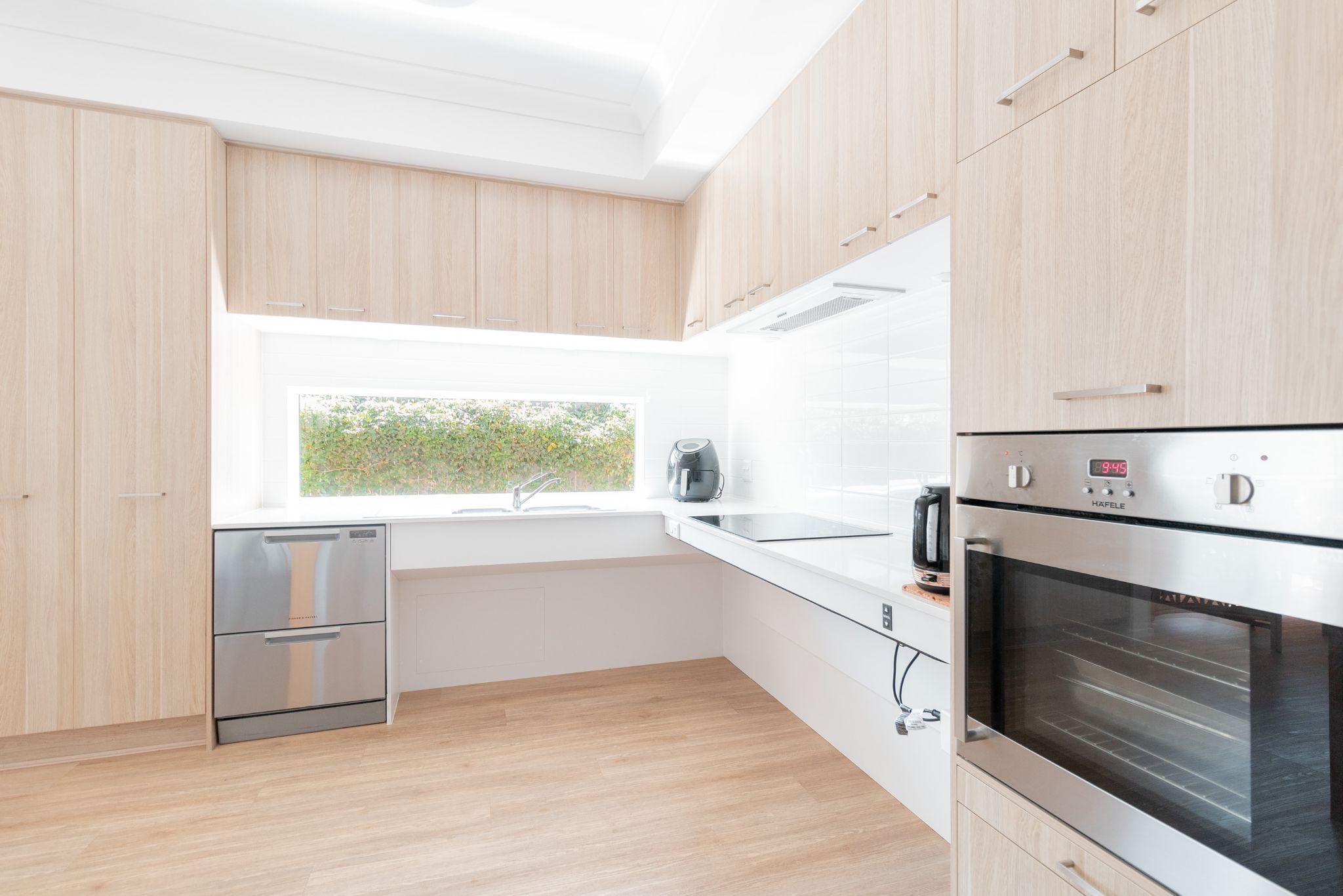 Fully adjustable electric kitchen bench with integrated induction cooktop