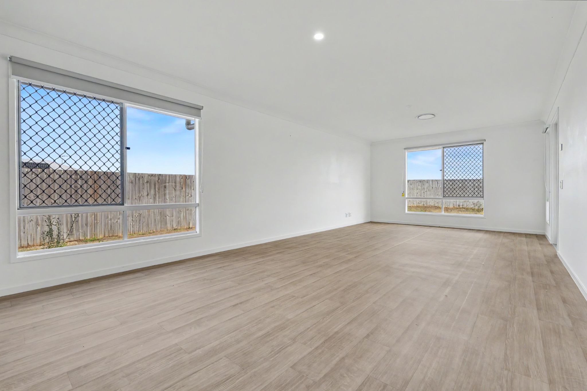 online image-compressor_004_Open2view_ID1033706-10_Thornbill_Close