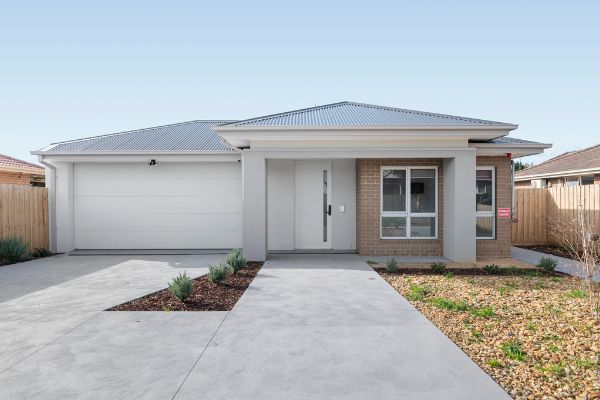 73 Circle Drive South Cranbourne 001_1024