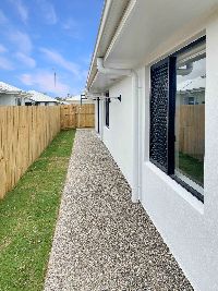 8   Liriope Cres 3 - Side Yard