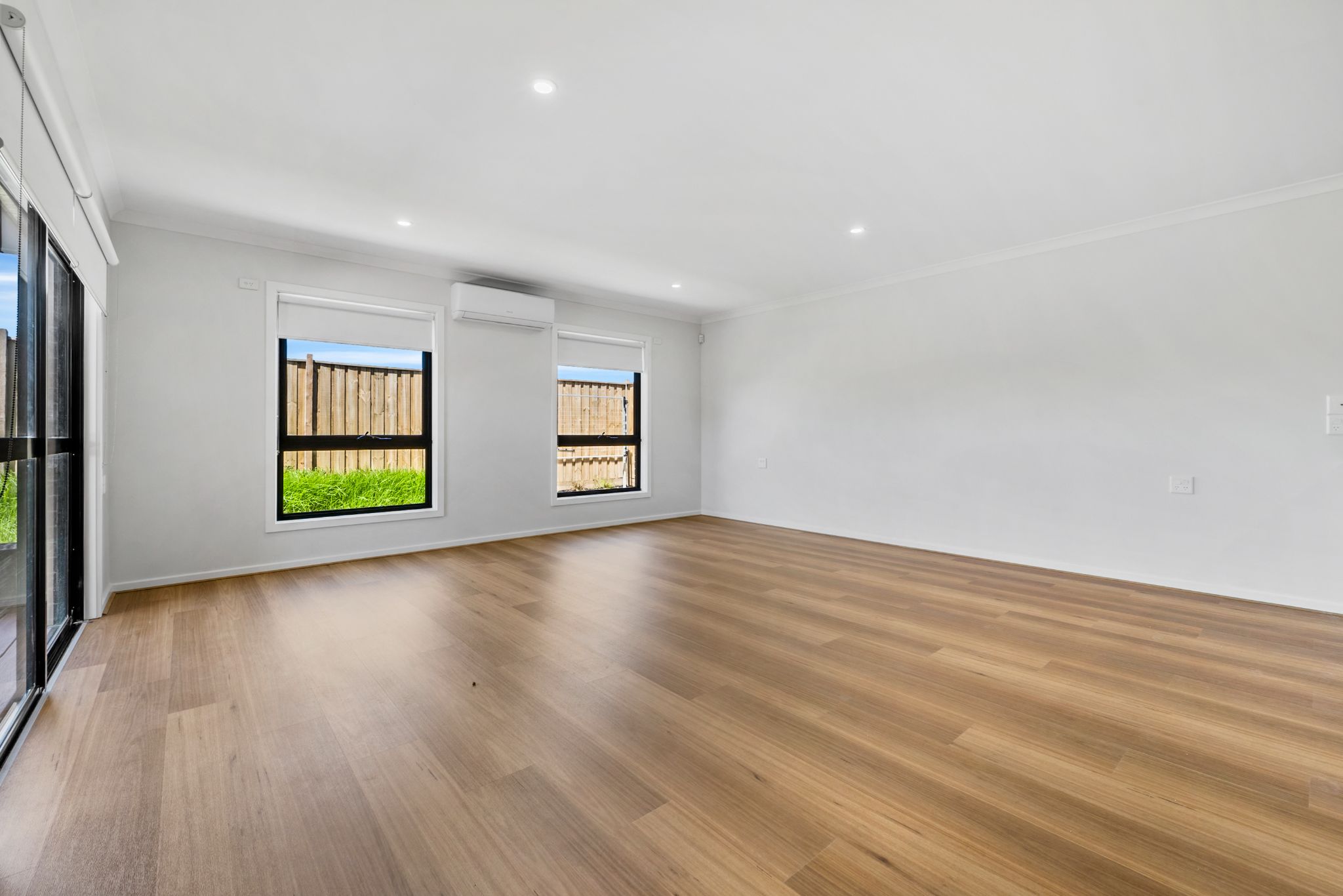 007 Open2view_ID861056