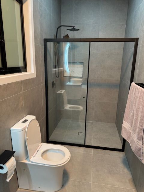 common bath upstairs 2