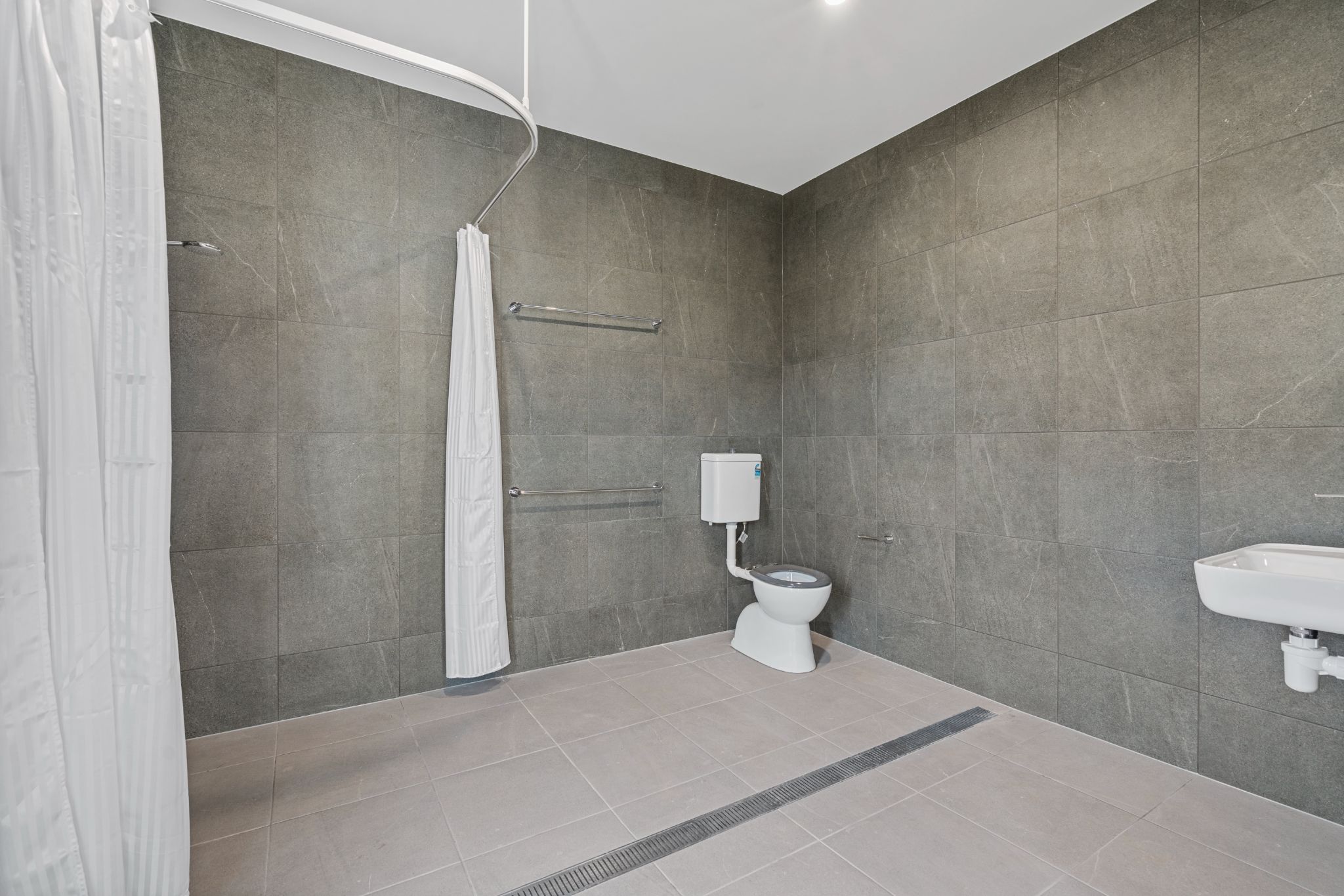 409SHO  PROFESSIONAL PHOTO - LOW RES 4) 20250618095603855