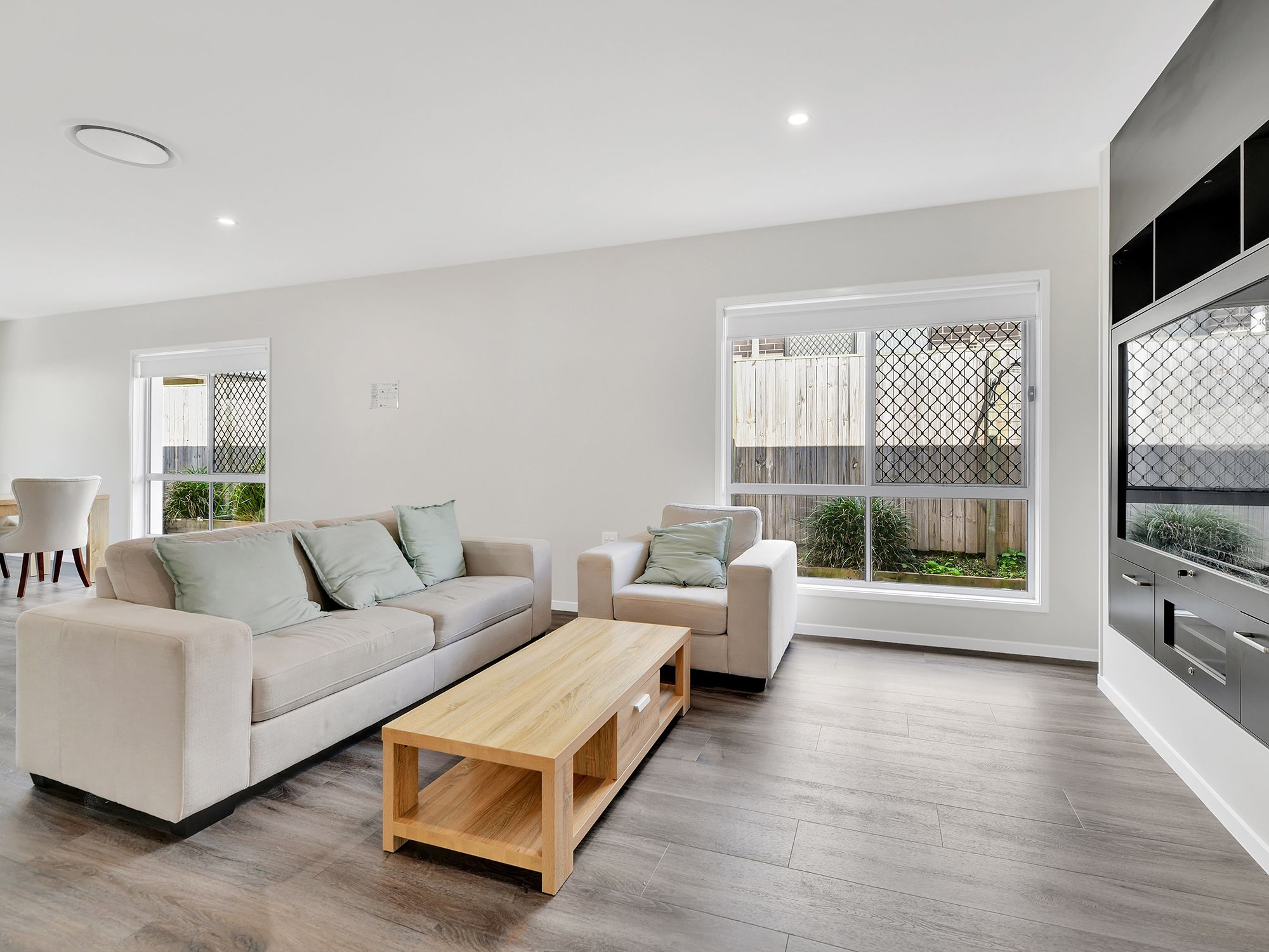 2   Roselea Ave 32 - Living 2