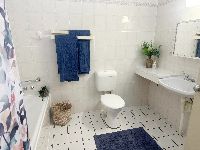 Raine Bathroom3