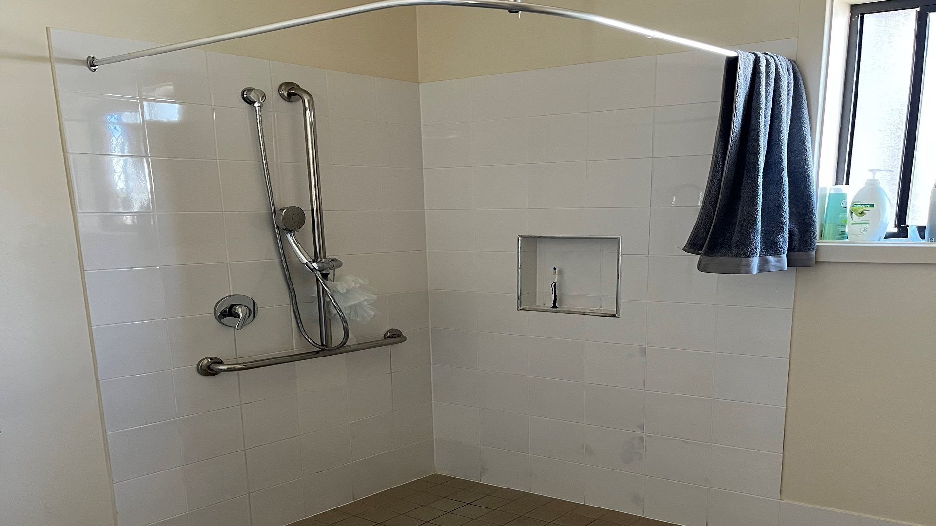 1 20 Margaret St - Shower