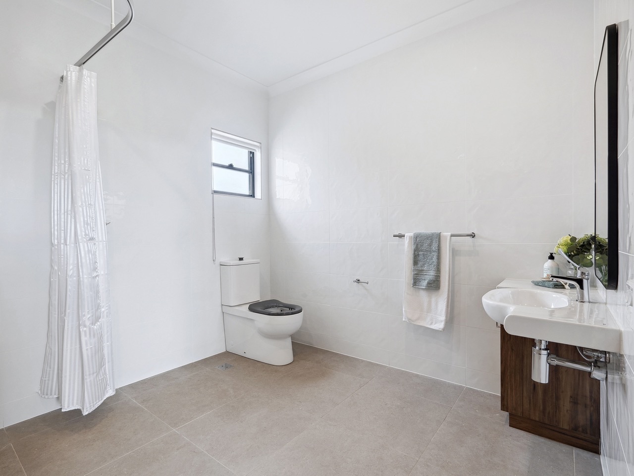Bathroom 1 Large