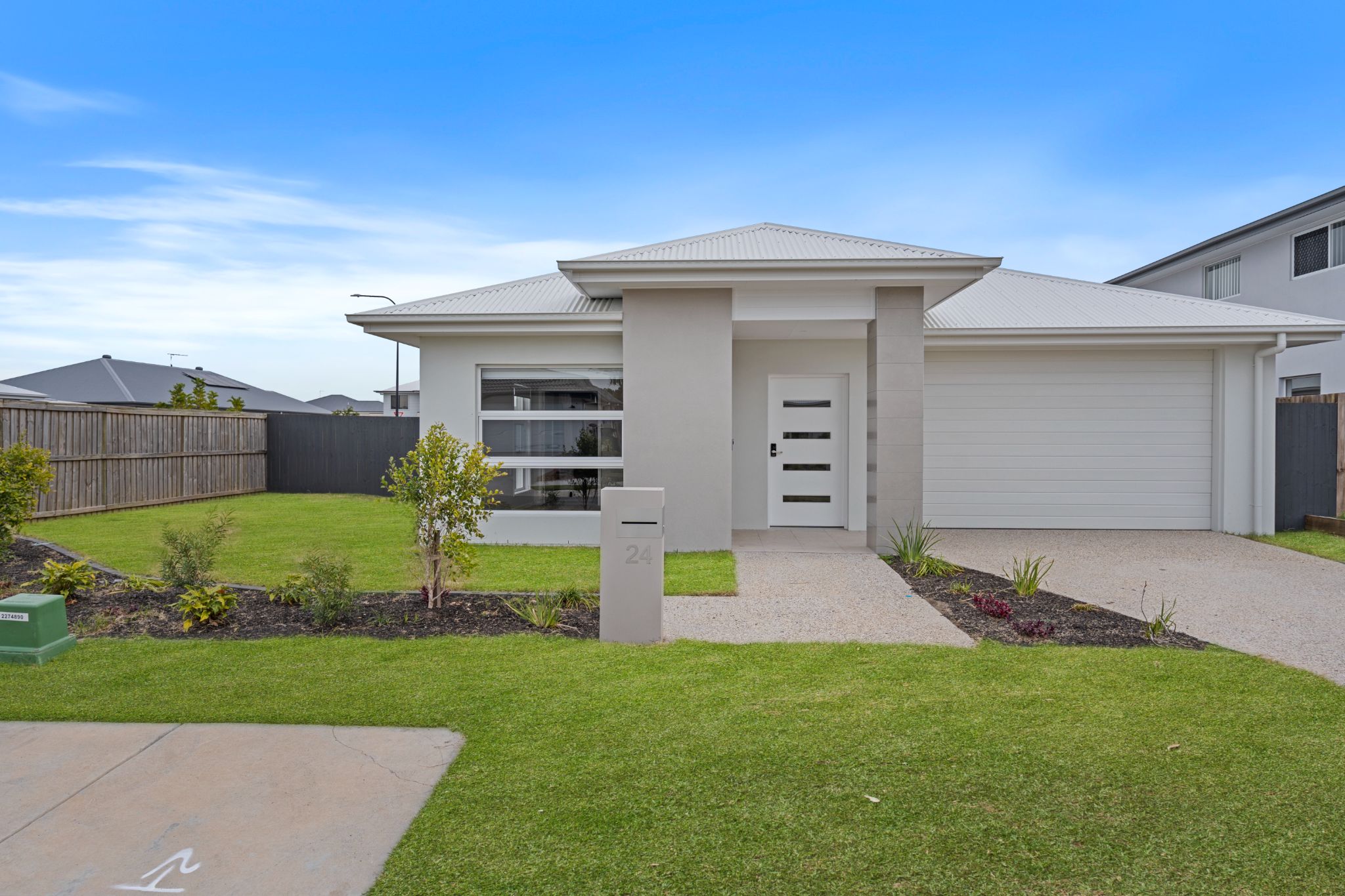 409SHO  PROFESSIONAL PHOTO - LOW RES 2) 20250618095604005