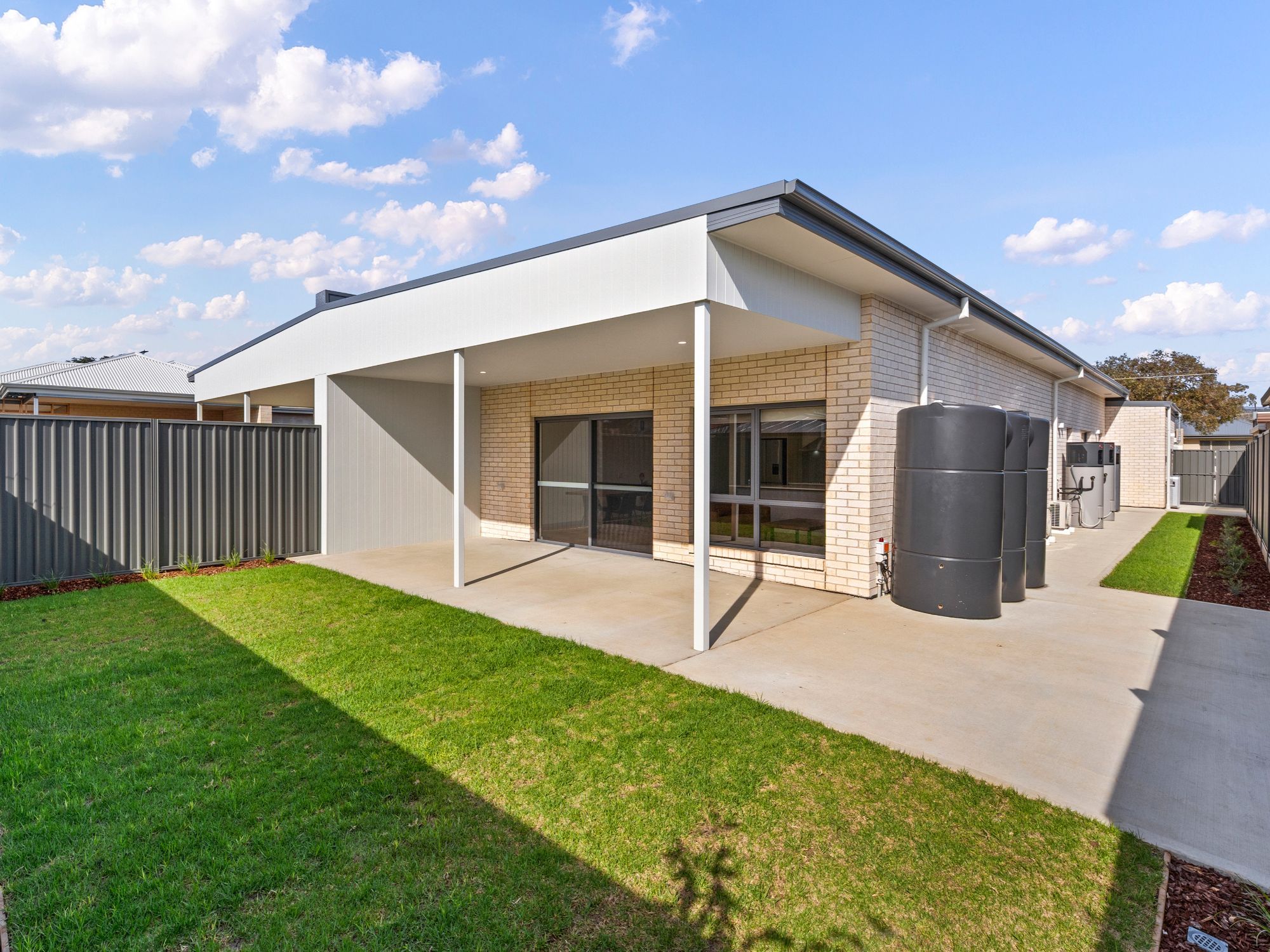 Nixon   Backyard 1 HR No Logo