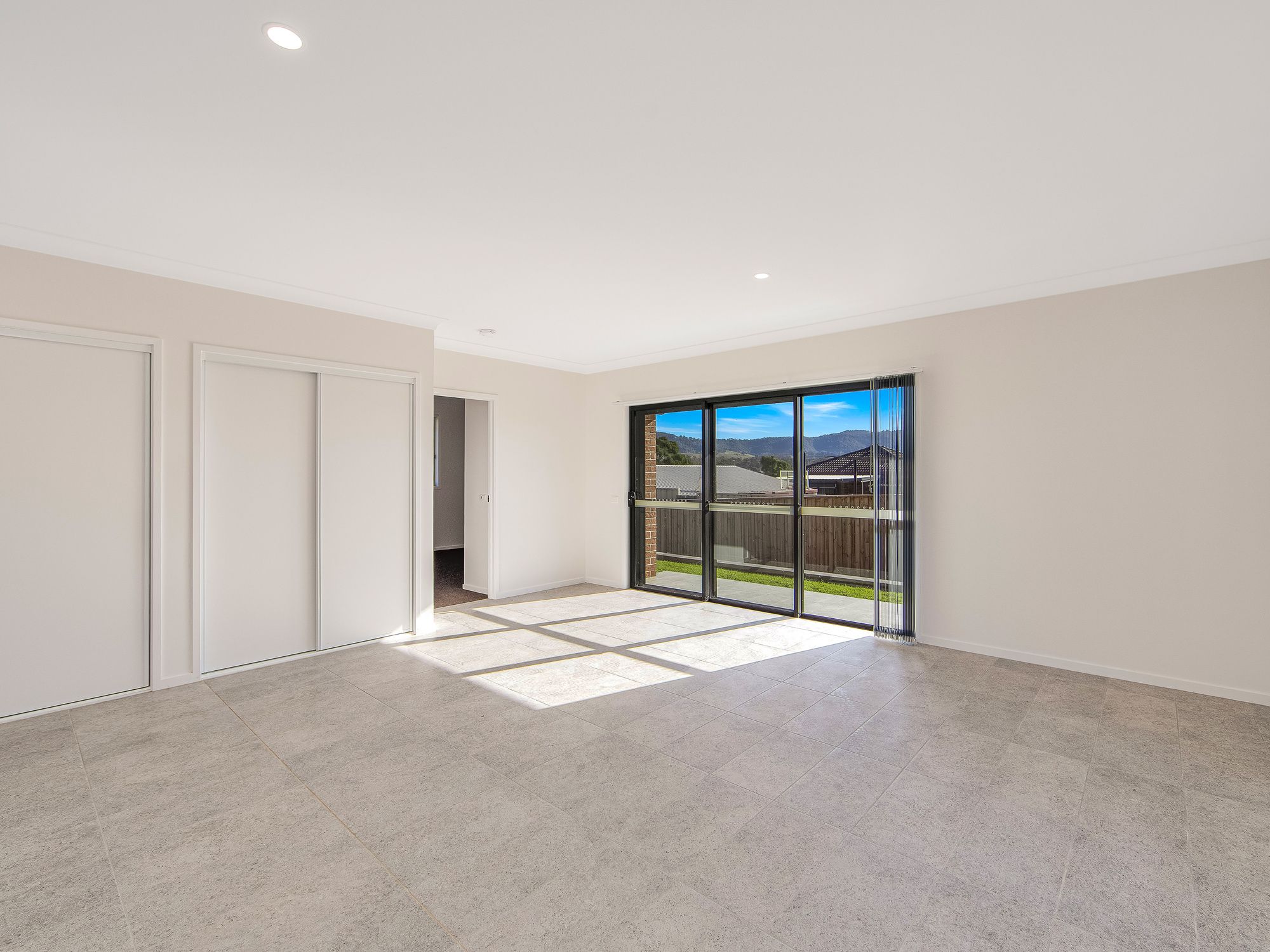 006 Open2view_ID956655-31_Pillar_Street[1]