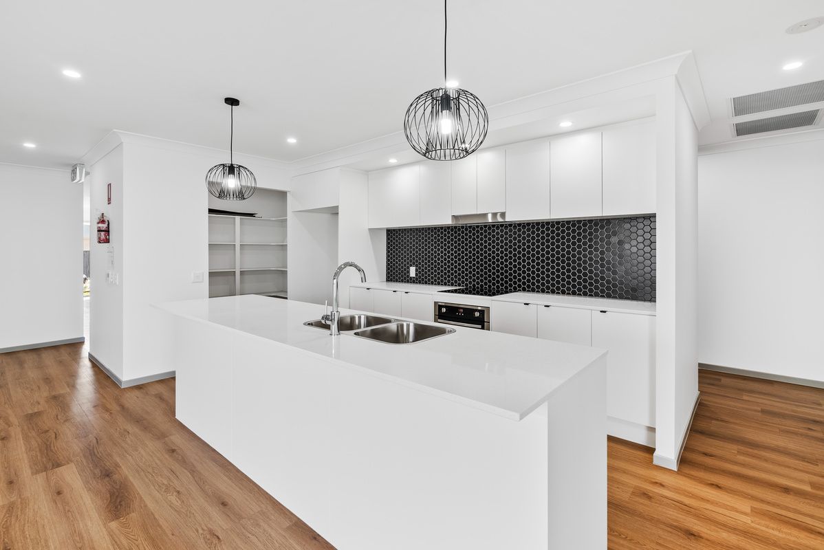 PROFESSIONAL PHOTO   LOW RES 4