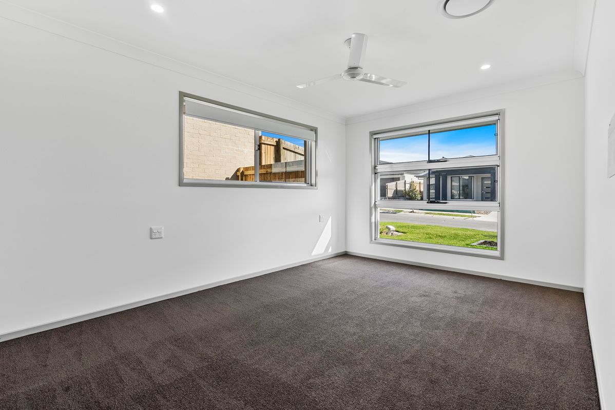 PROFESSIONAL PHOTO   LOW RES 14