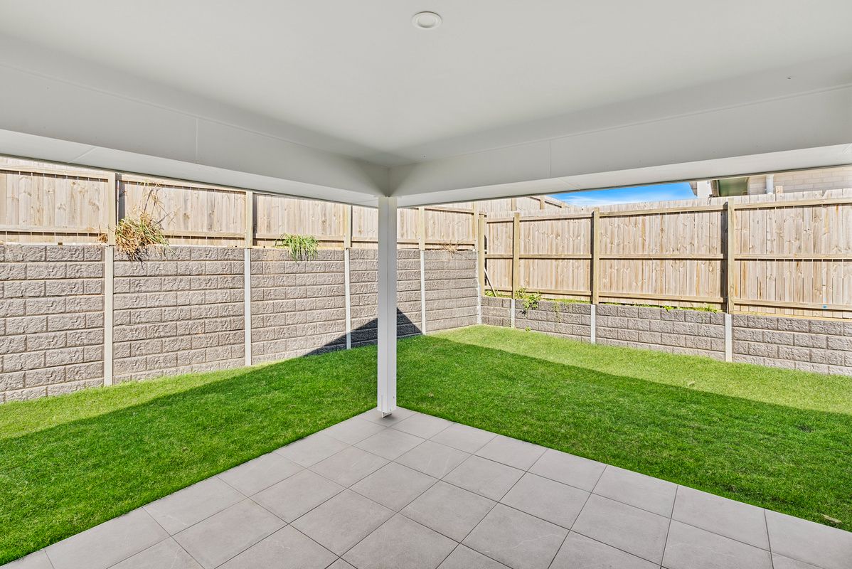 PROFESSIONAL PHOTO   LOW RES 15