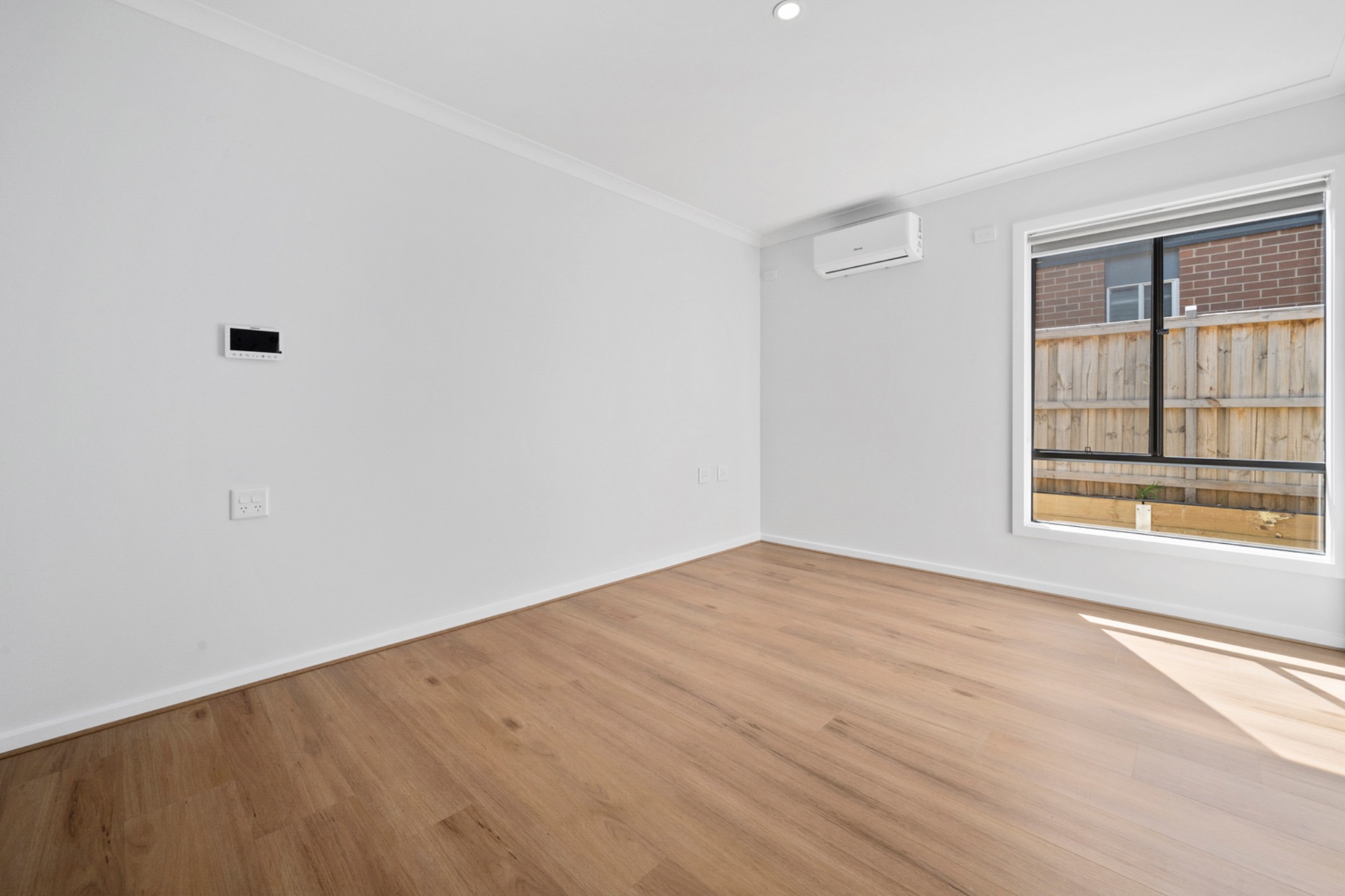 003 Open2view_ID779471-1_Empress_St