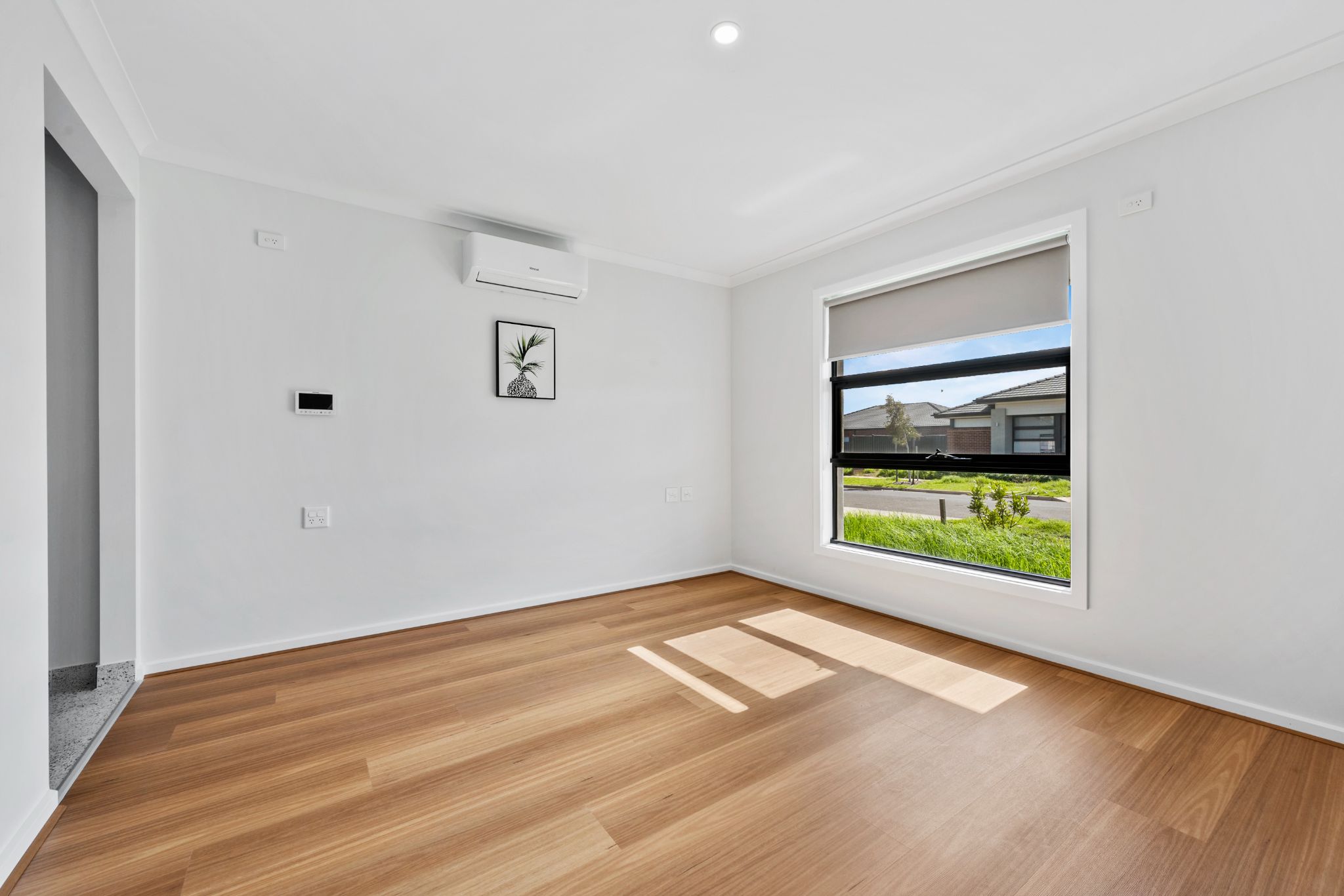 001 Open2view_ID862029-11_Ballad_Street