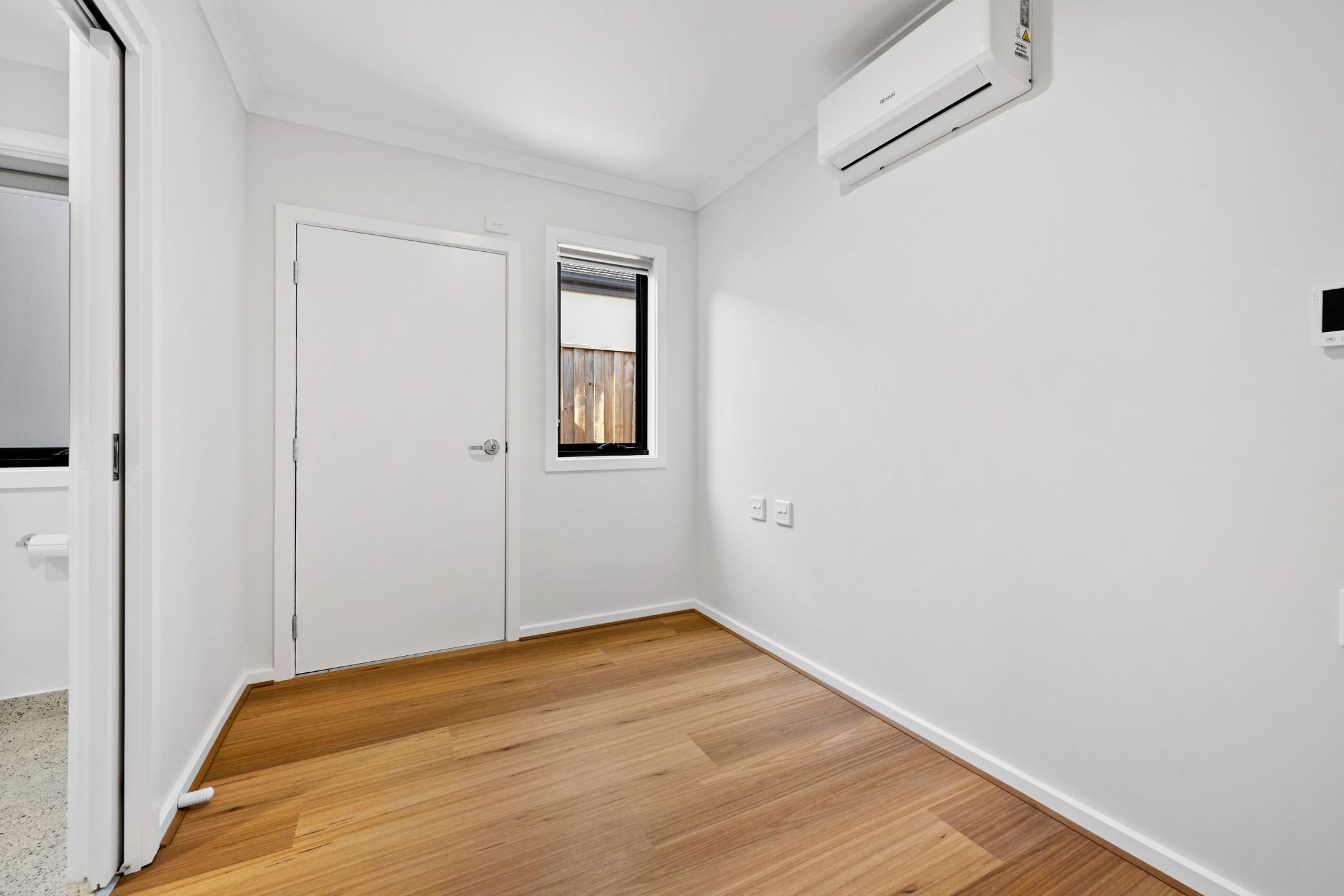 004 Open2view_ID862029-11_Ballad_Street