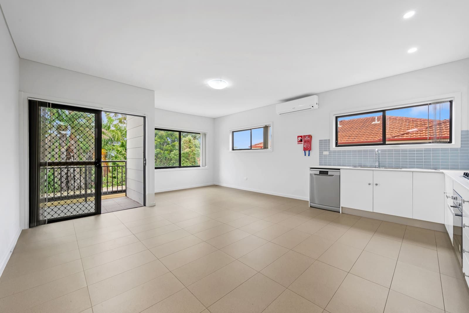 039 Open2view_ID984794-391_Victoria_Road