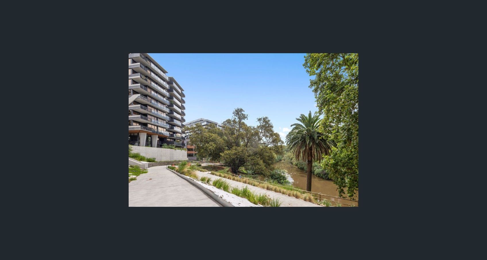Backs onto_the_Yarra_River