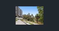 Backs onto_the_Yarra_River